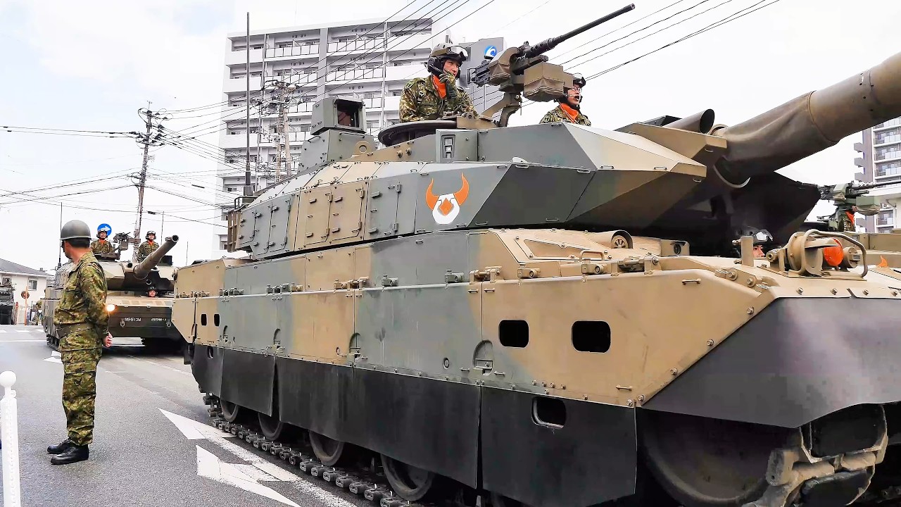威風堂々。「西部方面隊創隊69周年記念行事・観閲行進」。Self-Defense Force vehicles march in front of citizens.