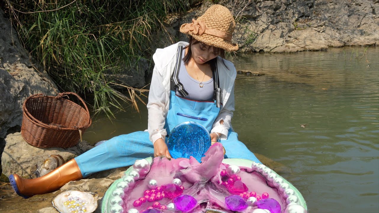 The mystery of a mysterious treasure!The girl opens the magical pearl gemstone inside the giant clam