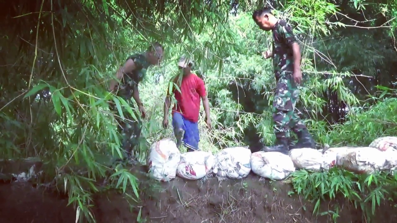 BPBD dan TNI dibantu Warga Bersihakan Sungai Tersumbat dan Benahi Tanggul