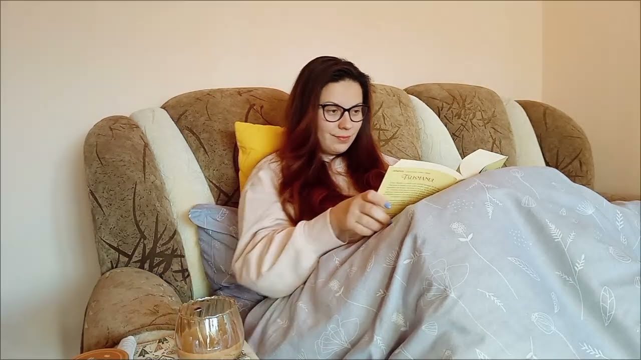 Cozy afternoon reading 🧸
