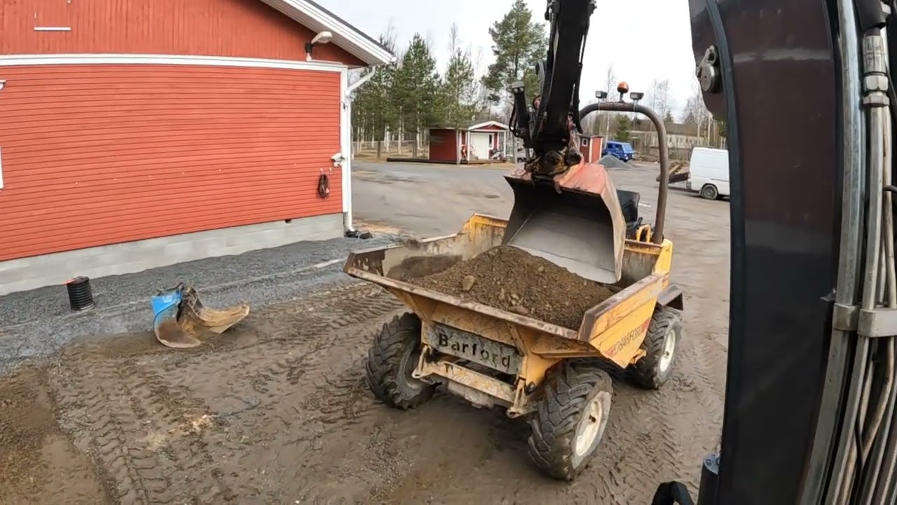 Murske ja nurmikentän rajausta pylväillä