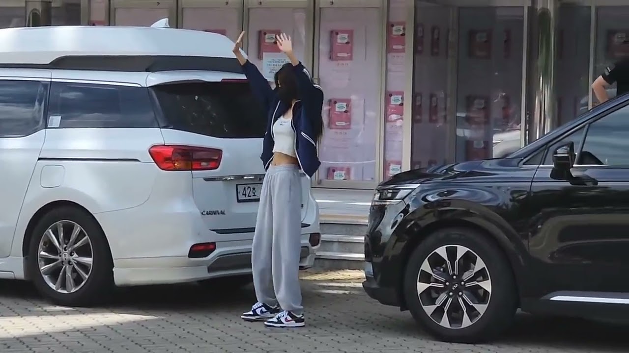 Sooyoung and Sunny arriving at KSPO DOME