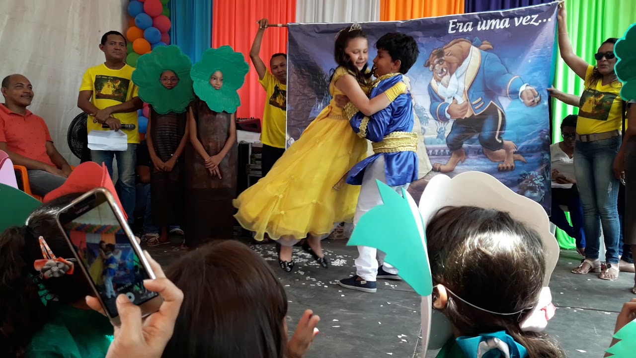 Encenação a bela e a fera com crianças