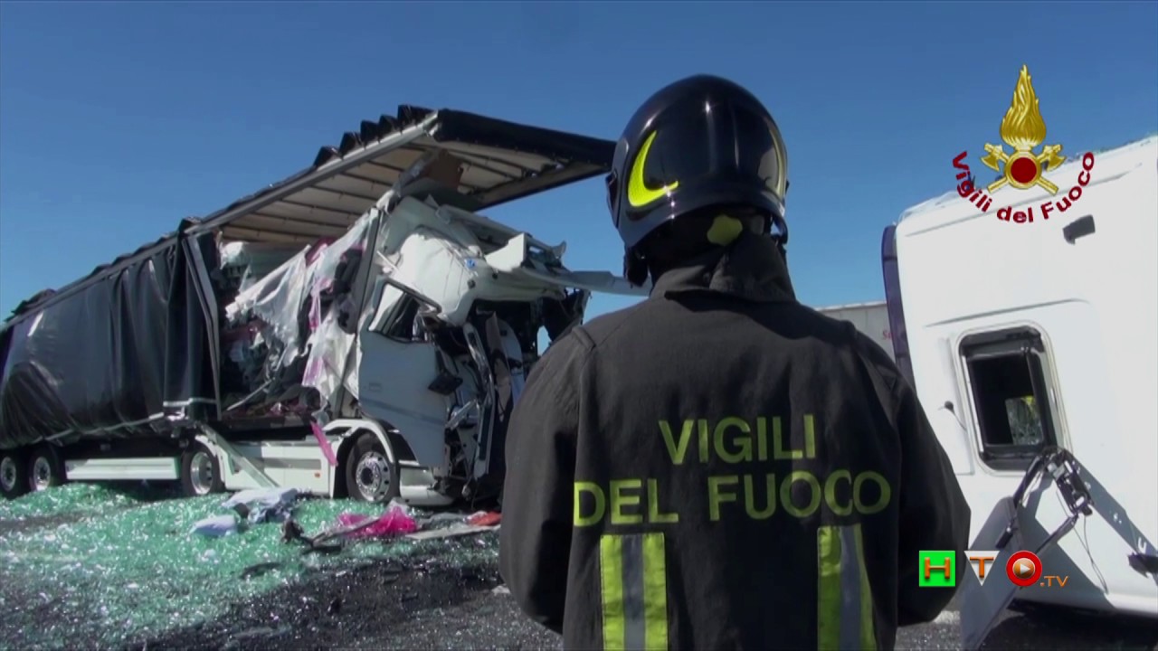 Vigili del Fuoco - Modena - Intervento per incidente fra mezzi pesanti in Autostrada A1 - www.HTO.tv