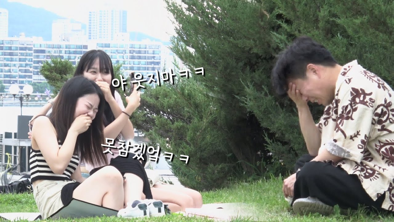 절대 웃으면 안되는 상황에서 빵빵 터지는 여자분들ㅋㅋㅋ(몰카)