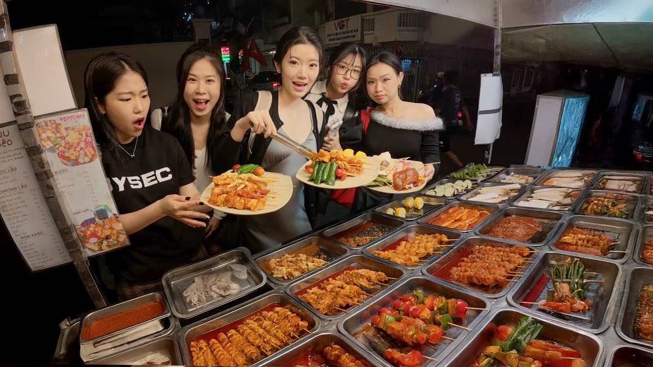 디자인 팀과 베트남 길거리 꼬치 뷔페를 털었습니다