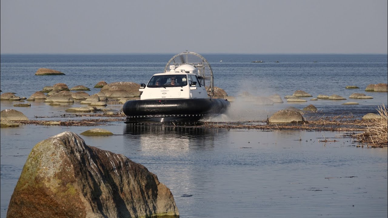 Hovercraft Christy 6146 easily overcomes the rocky ridges of the coast of the Gulf of Finland