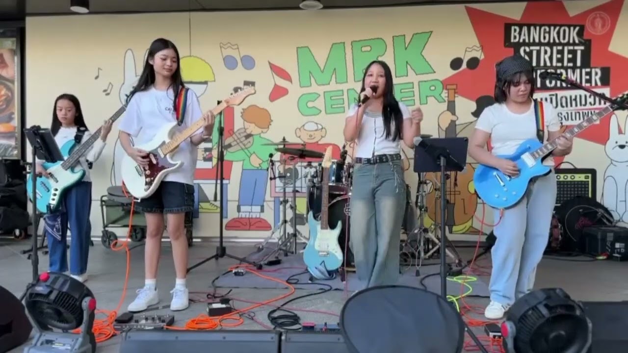 เพลงสักวันฉันจะดีพอ  cover by diana band  MBK CENTER (1/3/69)