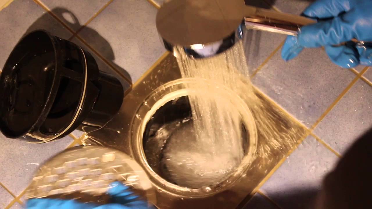 Lattiakaivon puhdistaminen