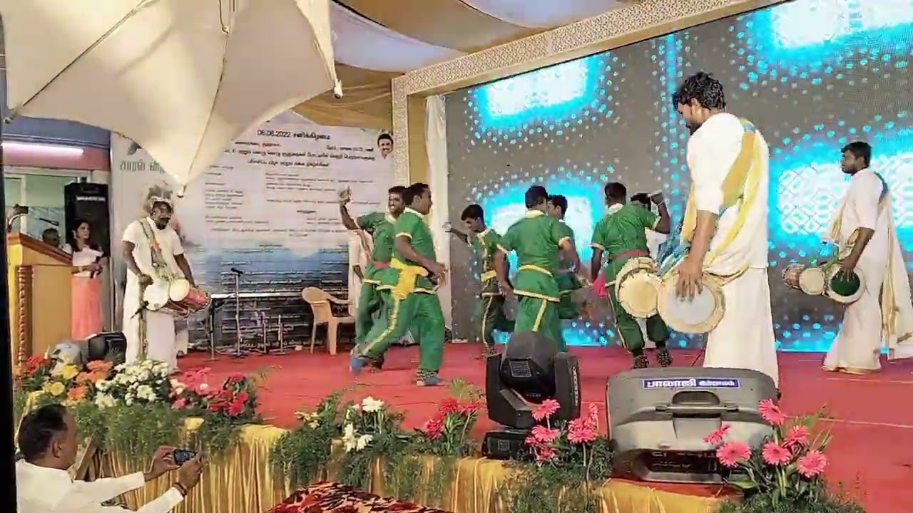 குற்றால சாரல் நிகழ்ச்சியில்  பம்பை சிலம்பாட்டம்