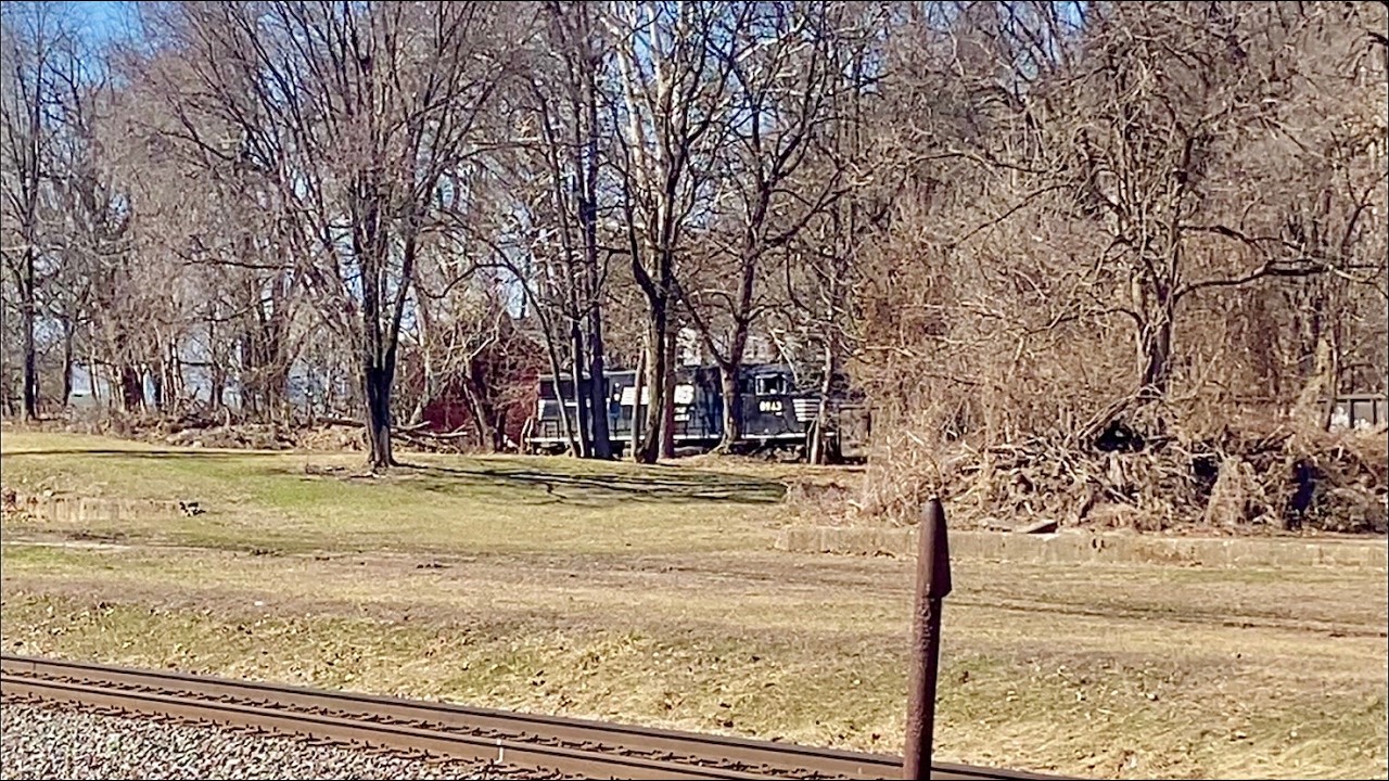 Clean SD60E Running LHF Leads NS H65 while Departing the Washington Secondary