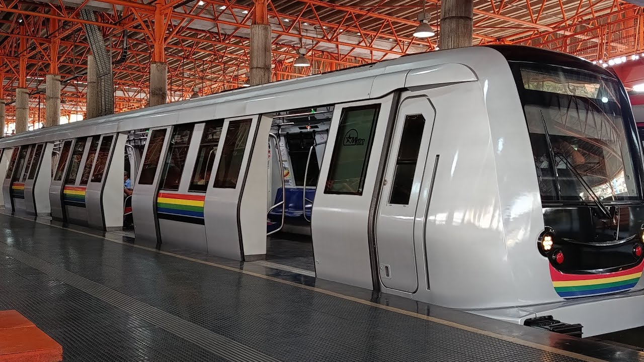 MCCS: Tren Alstom Metrópolis serie 9 saliendo de la estación Las Adjuntas L2 🟢#viralvideo #video 