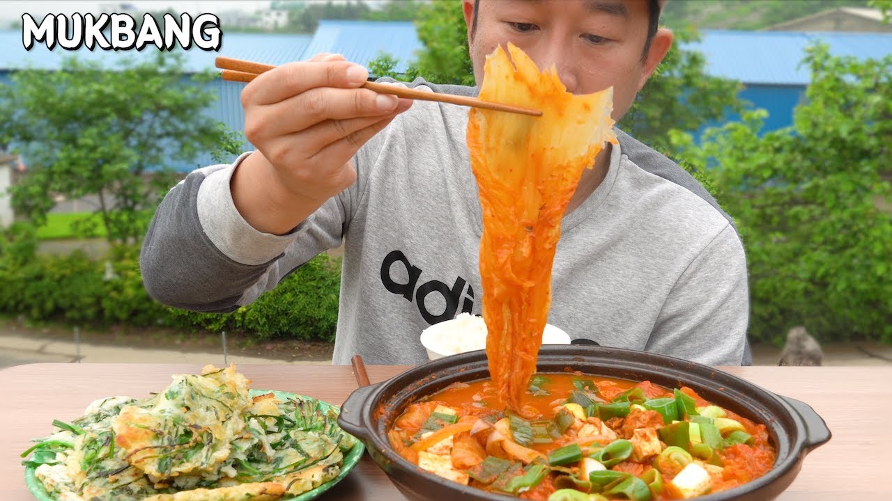 🤤바삭한 부추전과 매콤한 참치김치찌개 먹방~buchu jeon(chives pancake)&Tuna Kimchi Stew MUKBANG EATING SHOW