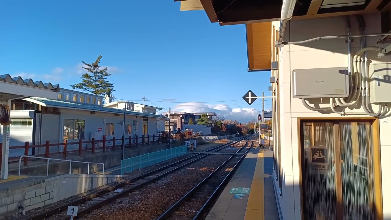 2025年11月3日「野辺山駅に列車到着」JR小海線(無編集)