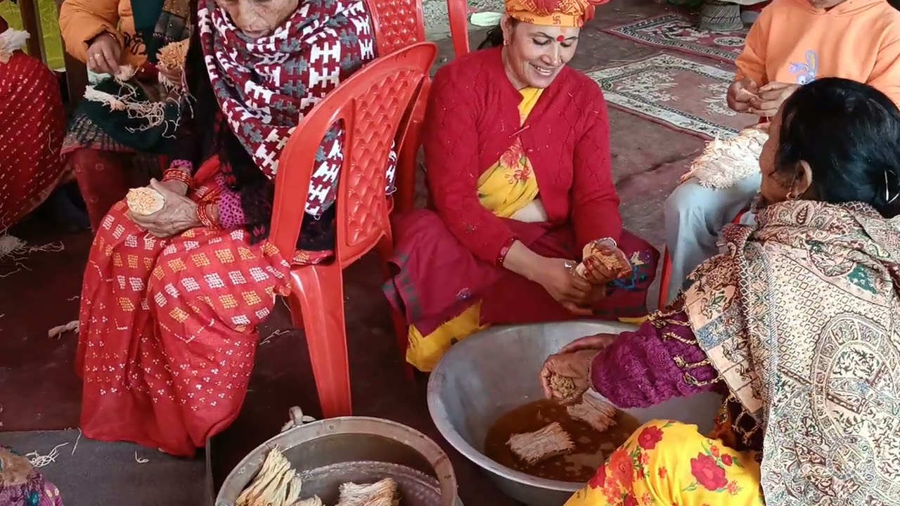बाती तेलमा भिजाउदै