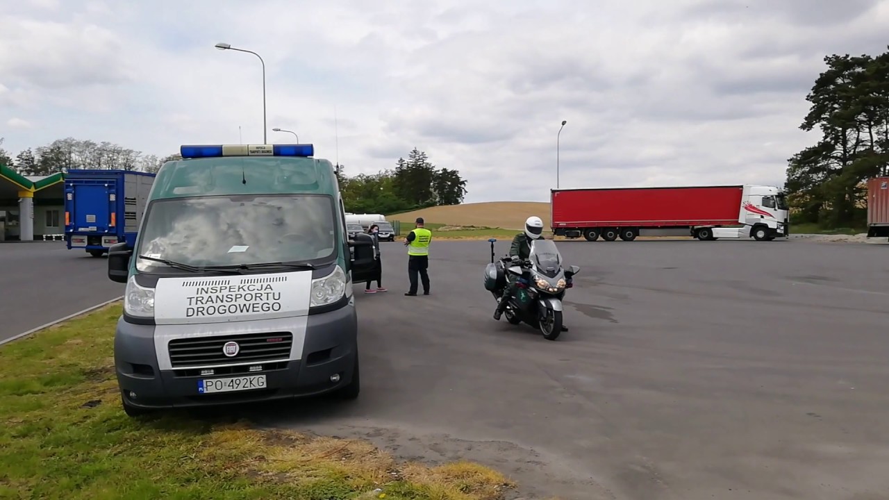 Nieczystości z ciężarówki wyciekały na drogę