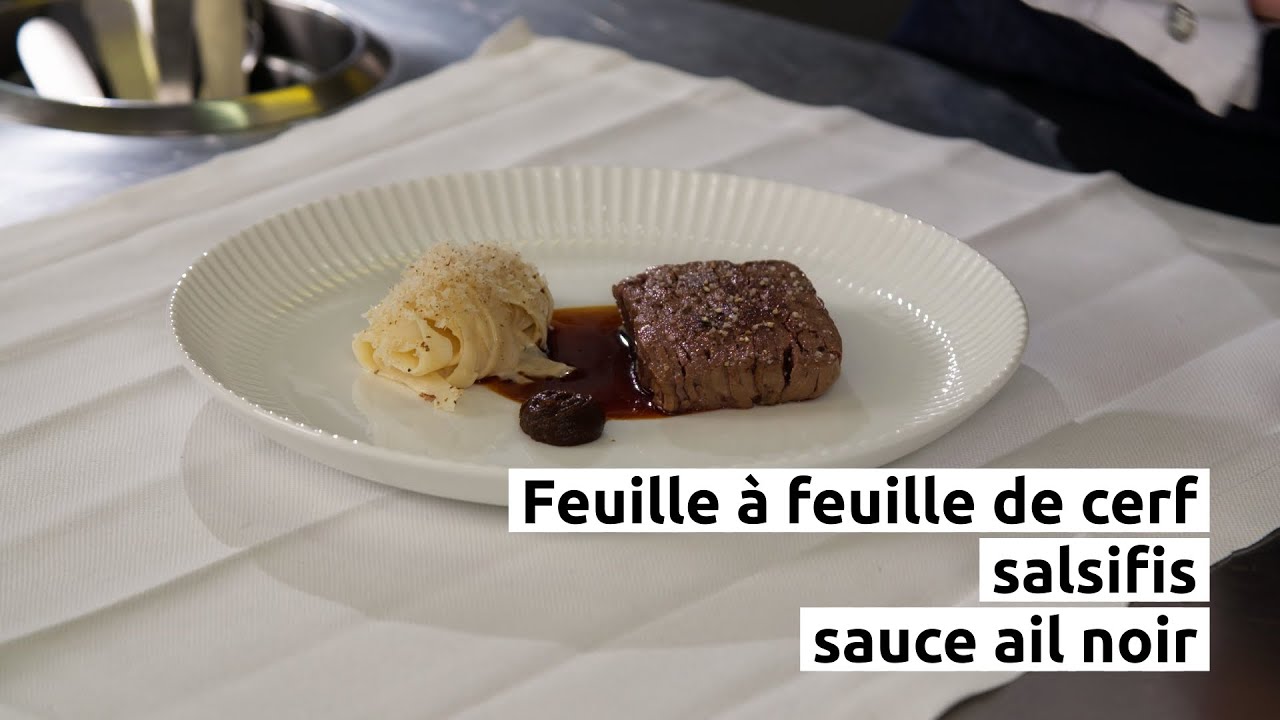 Feuille à feuille de cerf, salsifis et sauce ail noir