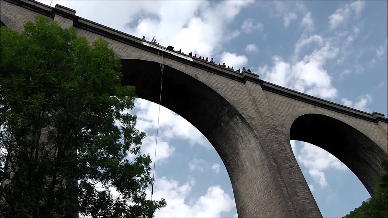 Saut à l'élastique d'un pont dans le Gard