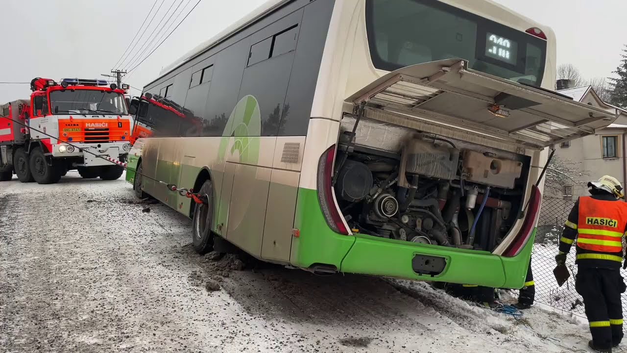 7.2.2021 Hasiči vyprošťovali u Frýdku-Místku autobus, cestující vyvázli bez zranění