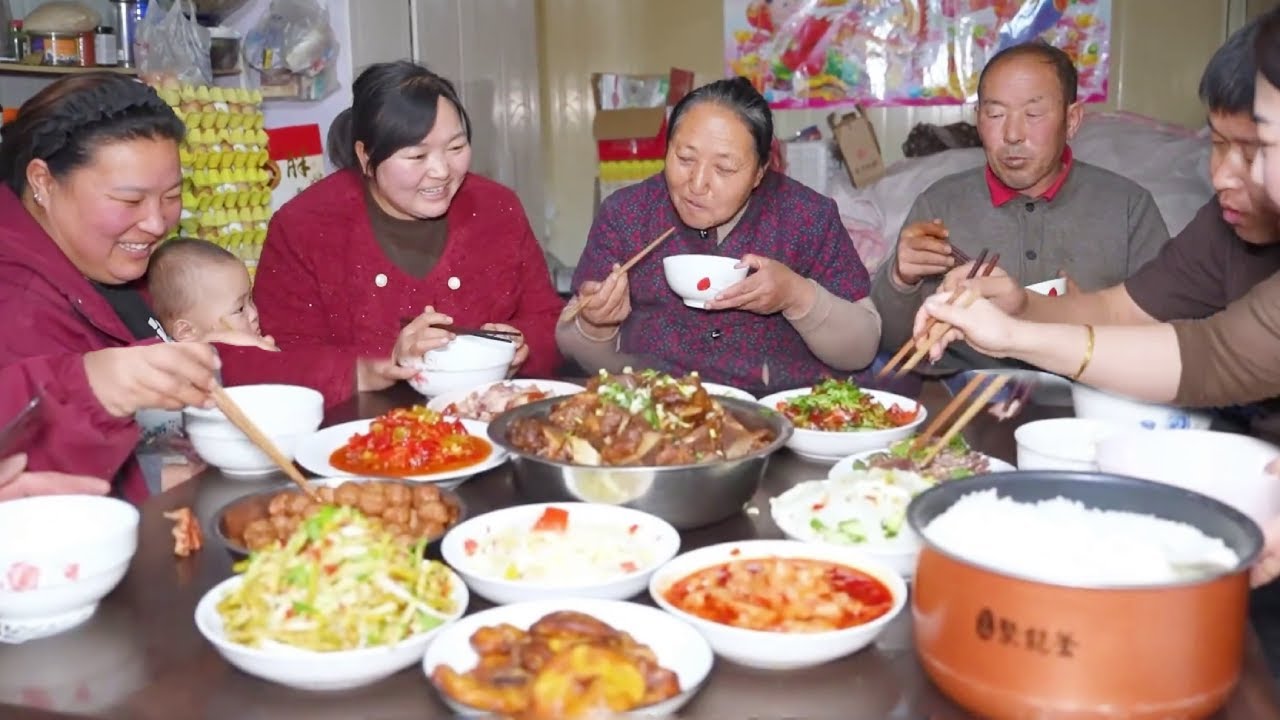 霞姐到父母家过小年！全家上阵帮忙，红烧排骨酥烂入味，香酥肉丸满口焦香！喜气洋洋好不热闹！