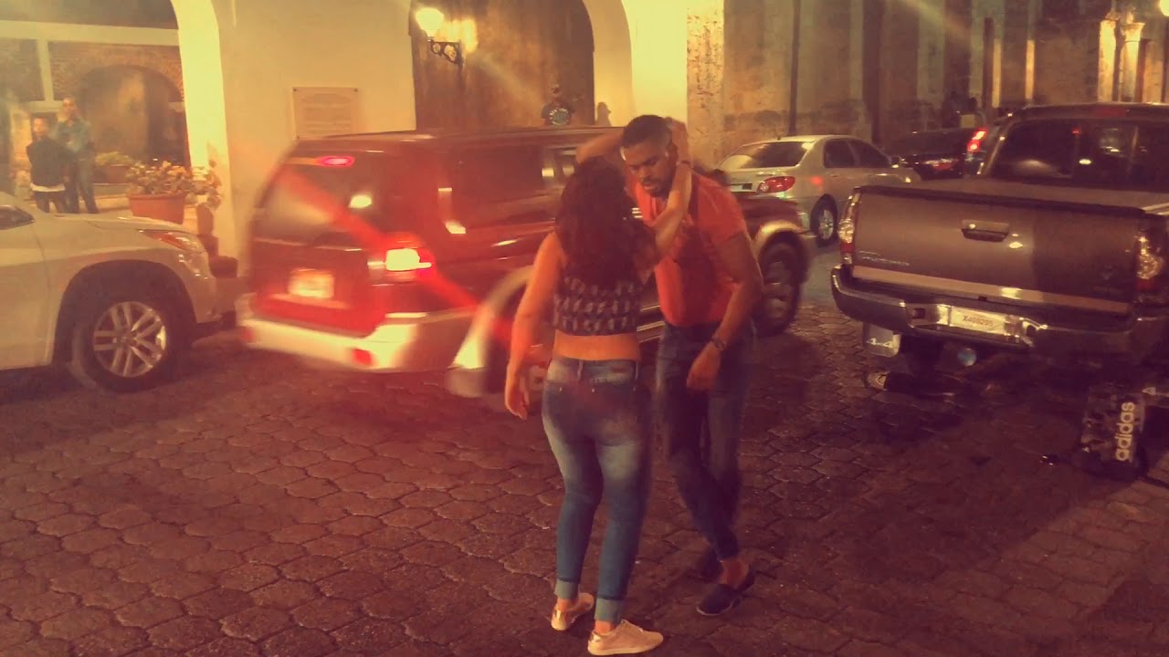 Aventura, Peligro - Junior Y Carolina