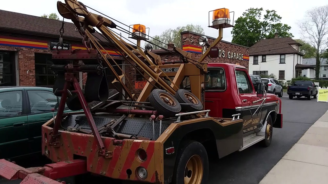 Beautiful 1978 Ford F350 tow truck
