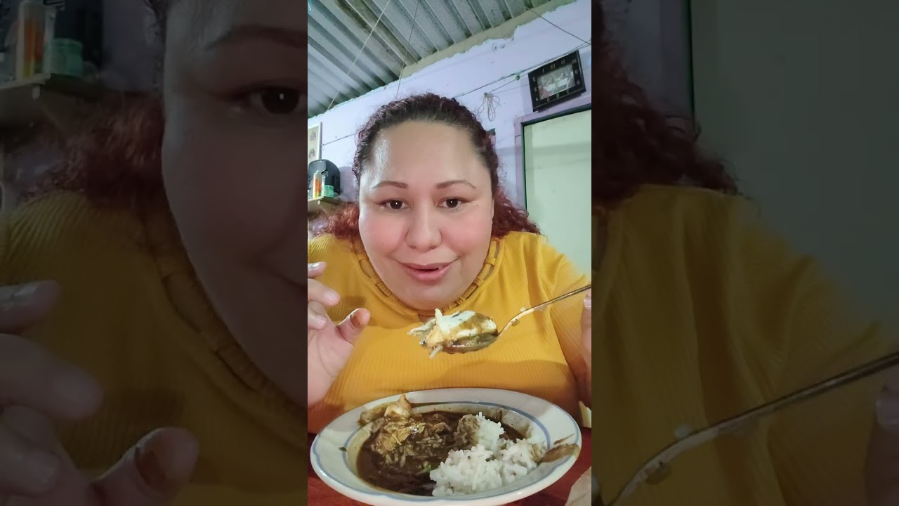 Comiendo mole 