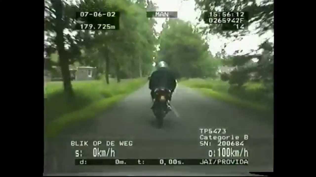 Blik op de Weg OFFICIAL - Fragment Bromfiets vlucht, indrukwekkend vervolg