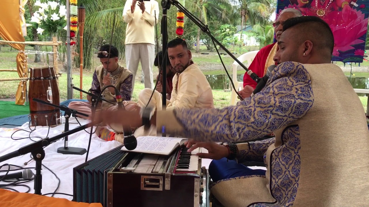 Ashton Ramdehal w/ Bobby Ganesh on Dholak - Tum Jaye Base (Live Bhajan)