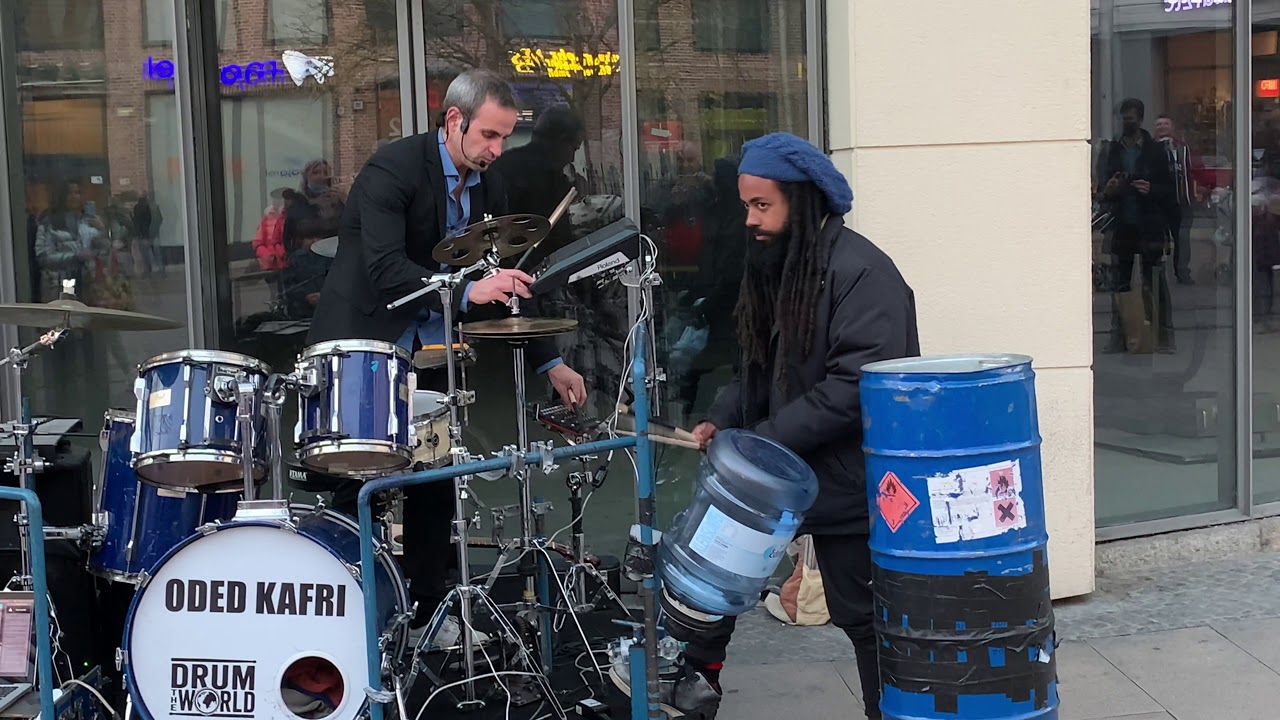 Ein weltbekannter Straßenkünstler - Street Drummer Oded Kafri in Schwerin