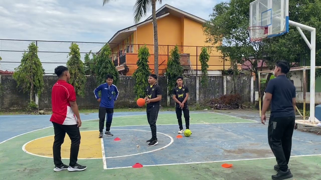 Kontrol Bola Pada permainan Bola Futsal                         Mata kuliah: Microteaching 
