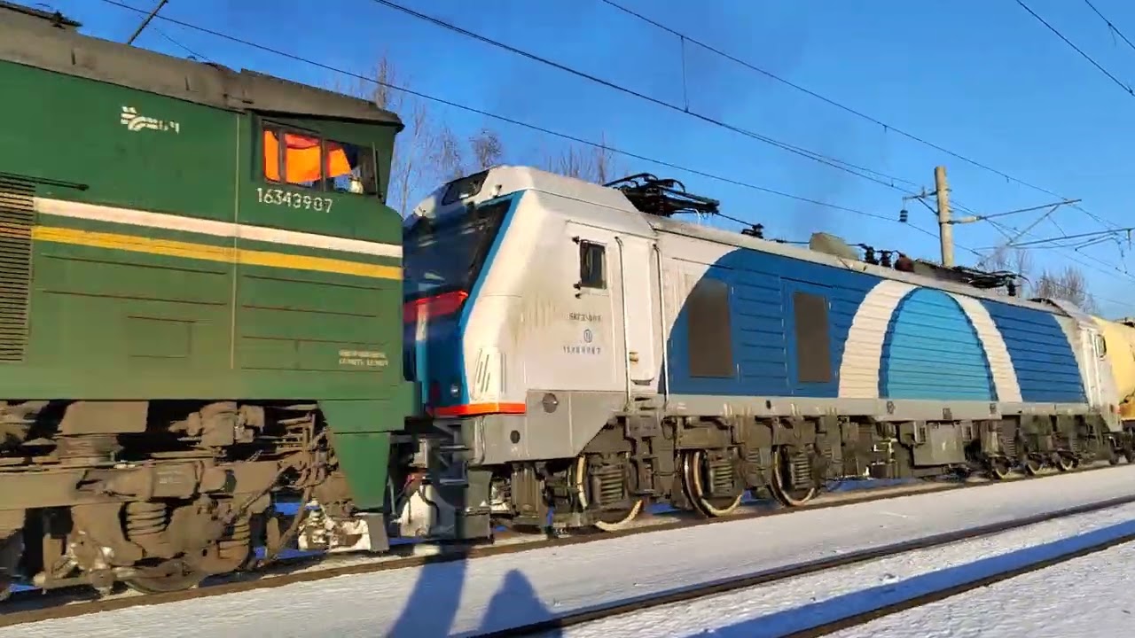 2тэ10ук+бкг2 с грузовым поездом на Осиповичи. 