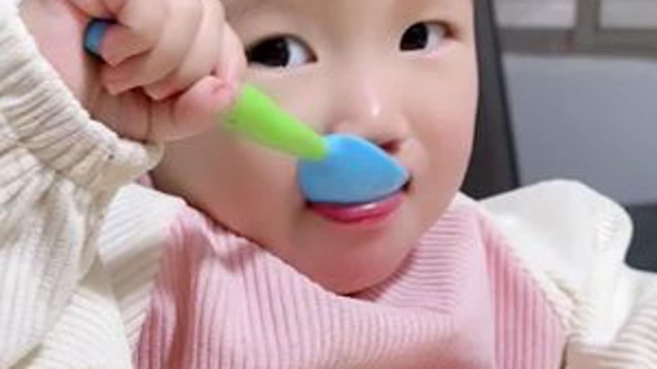 #自主进食的宝宝