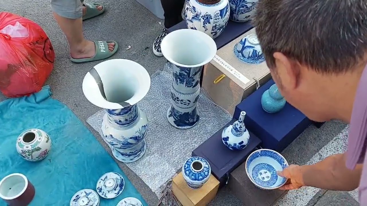 古玩地摊惊现大拍货，康熙青花瓷老板急了不卖了，没有26w别想拿