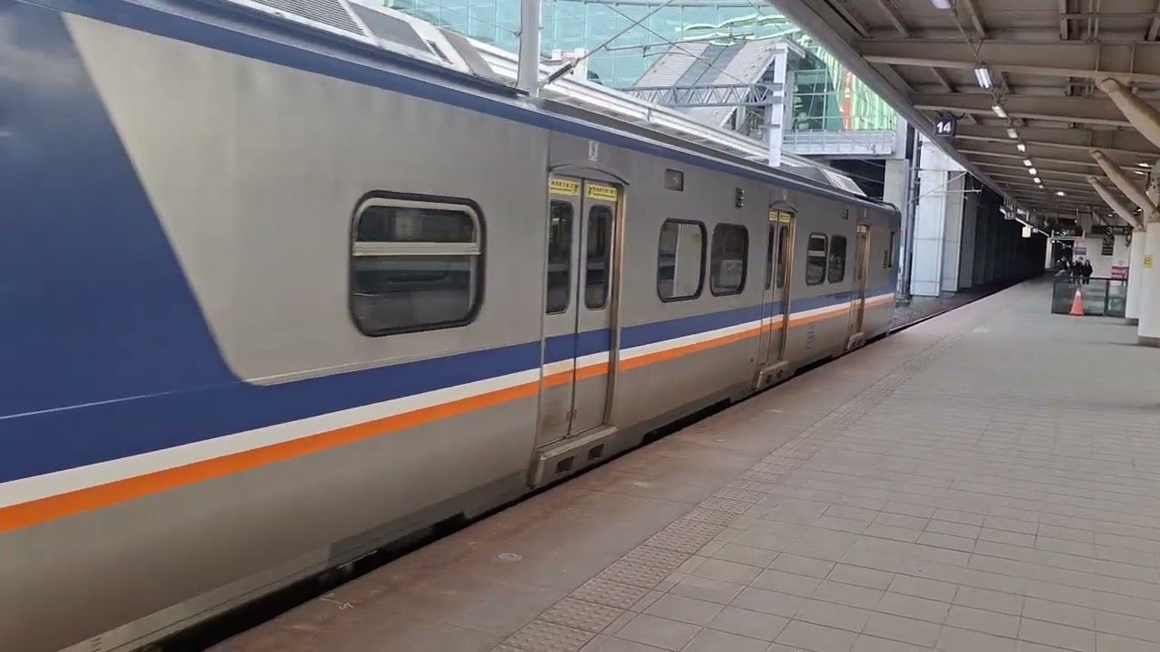 EMU700阿福號區間車，新左營3B月台進站