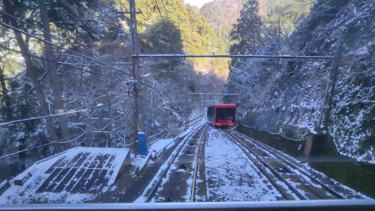 ほんのり雪景色の天空散歩  2025年年末の 高野山ケーブル 極楽橋から高野山までの 後方展望をどうぞ！
