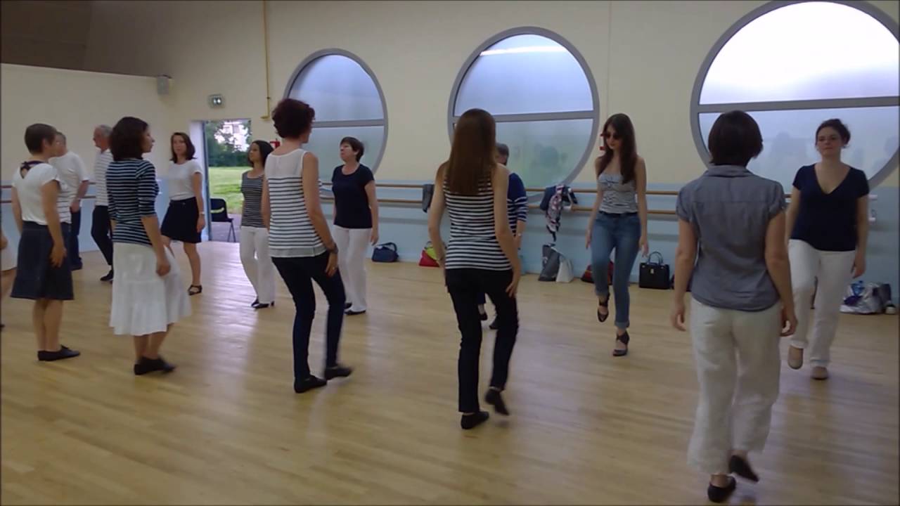 Danse en ligne miroir et en cercles (Sally)