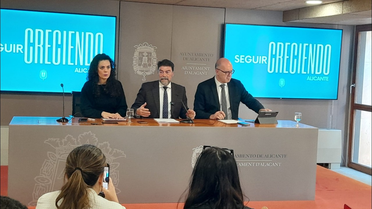La Policía Local a la búsqueda de propietarios residentes en Les Naus
