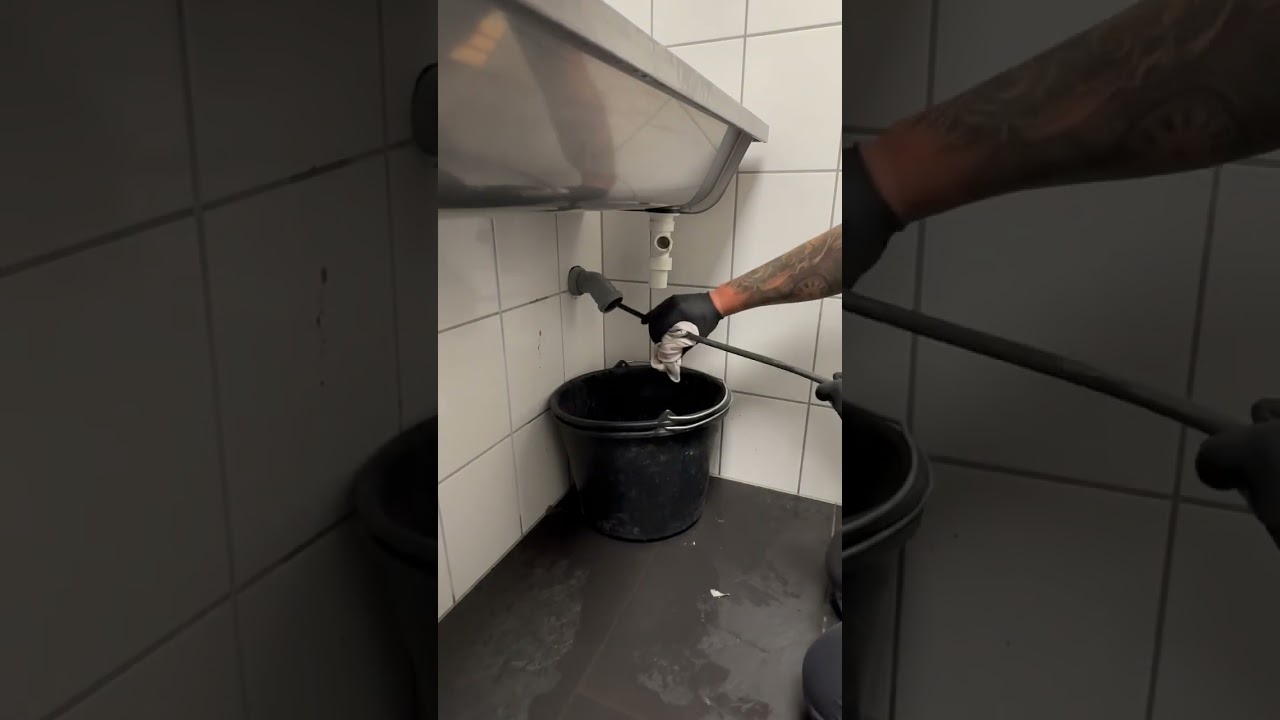 Waschbecken verstopft - nun wird kr&auml;ftig durchgesp&uuml;lt!