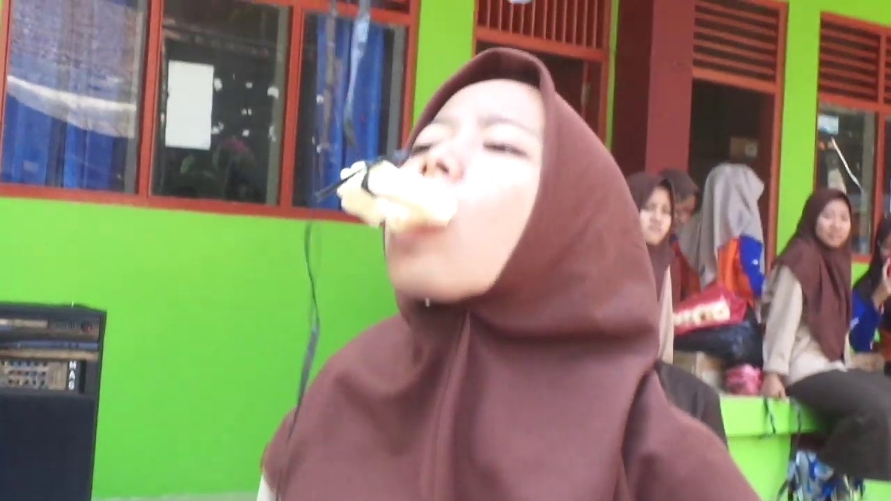 Lomba Makan Krupuk Tergokil