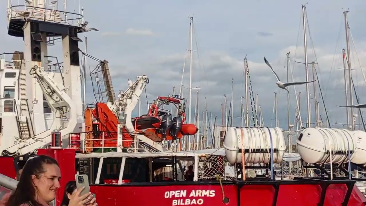 Puente corredizo,y gaviotas,y barco humanitario,en paseig marítimo en Barcelona España,
