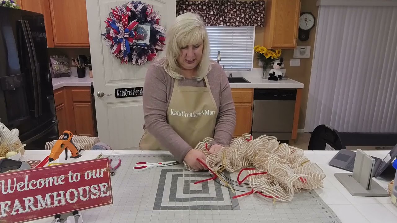 How to Make a DIY Welcome to Our Farmhouse Chicken Wreath Design Tutorial