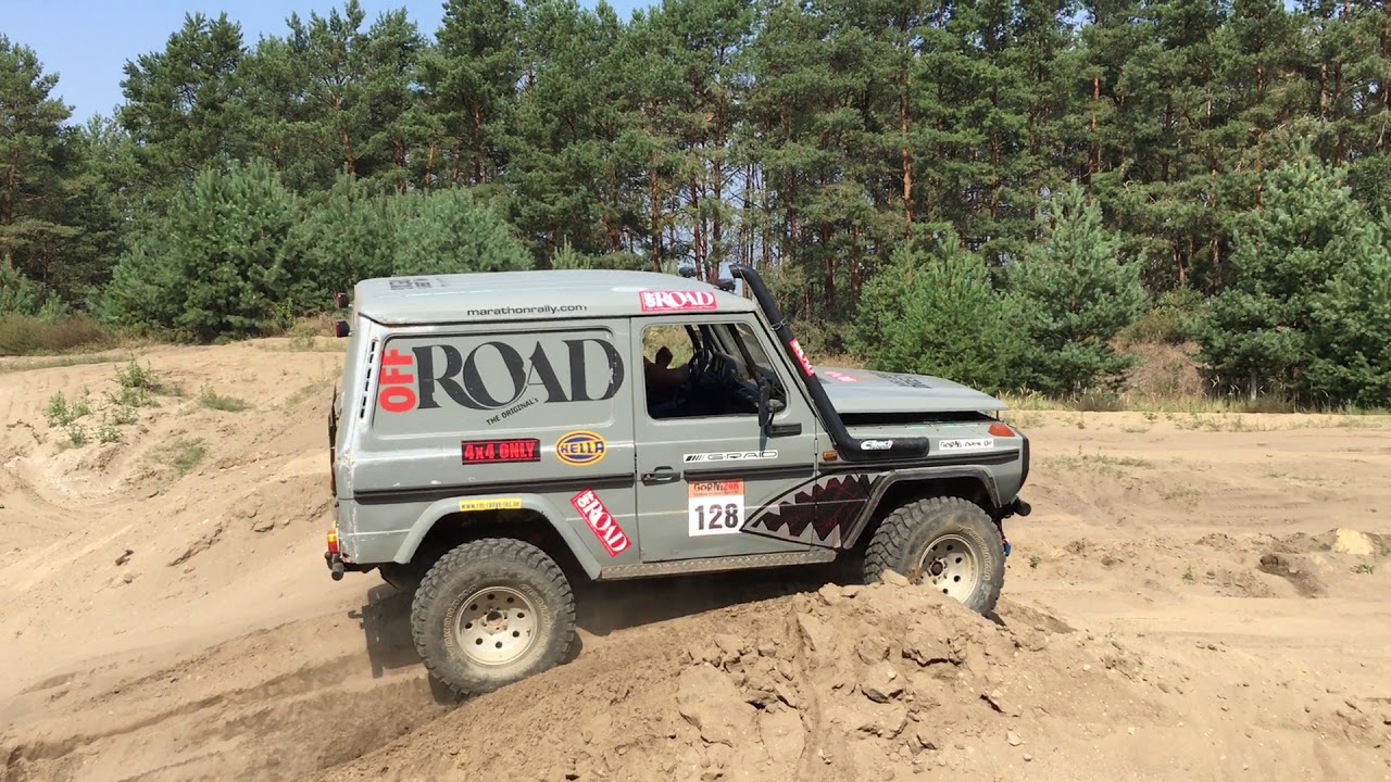 Mercedes G 280GE performs in fluffy sand
