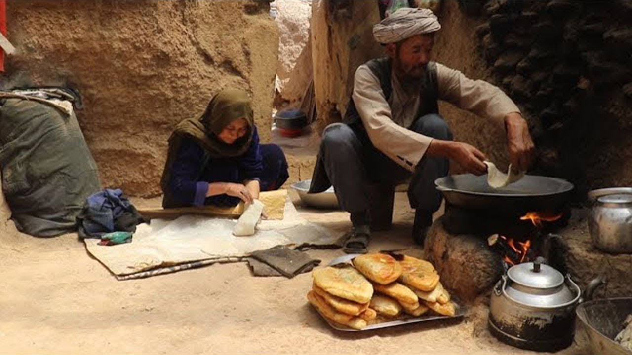 Winter Village Life in Afghanistan | Baking Traditional Bolani Gandana in the Snow