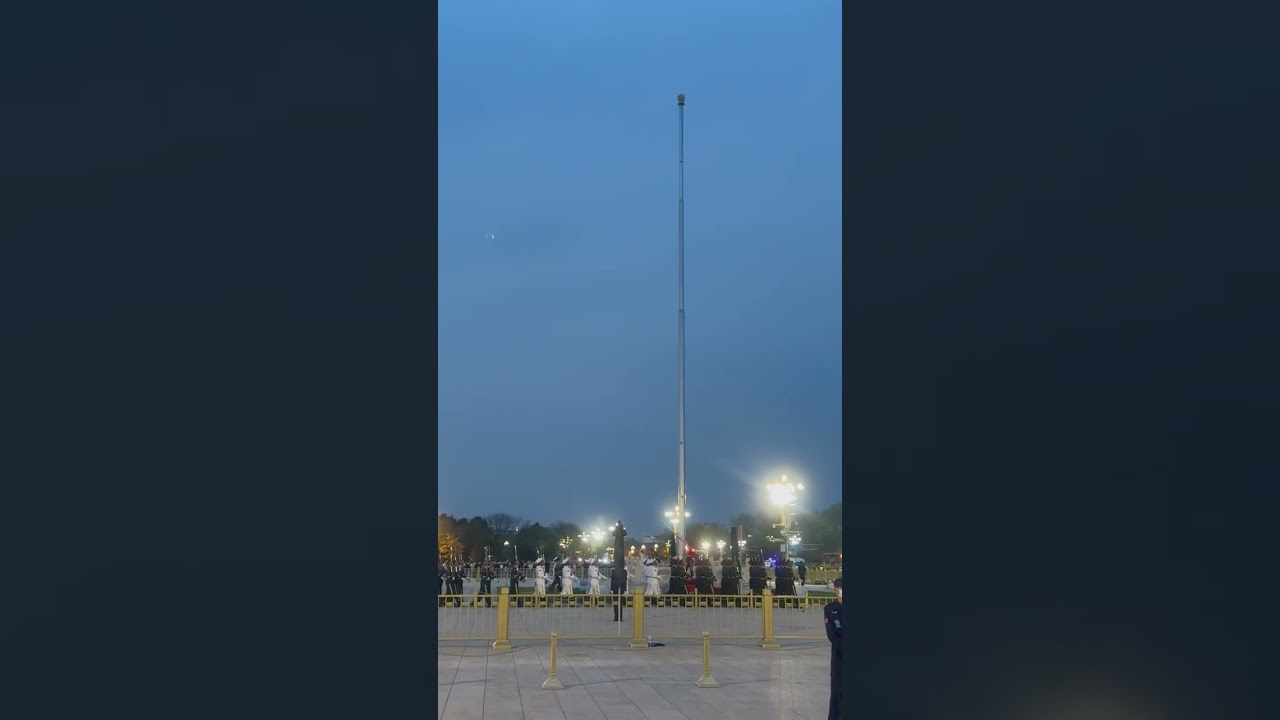 Das Einholen der Flagge am Platz des Himmlischen Friedens in Peking 🇨🇳 
