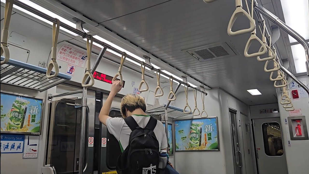 1212次新竹發車經由西部幹線開往基隆的銀綠色微笑號EMU900型十輛一編組EMU949區間車，和4183次蘇澳發車經由宜蘭線開往北湖的EMU700型八輛二編組EMU719+EMU720阿福號區間車