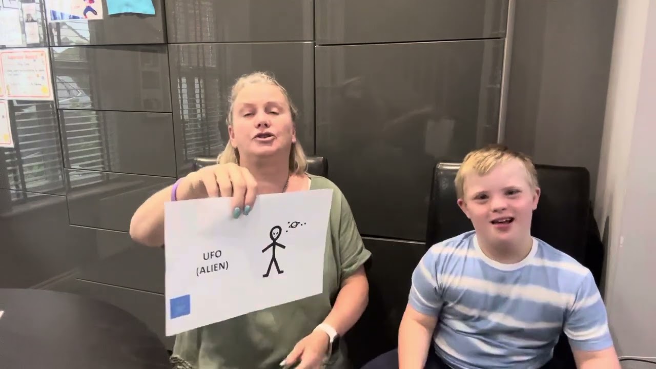 Makaton for ‘UFO / ALIEN’ 🛸👽