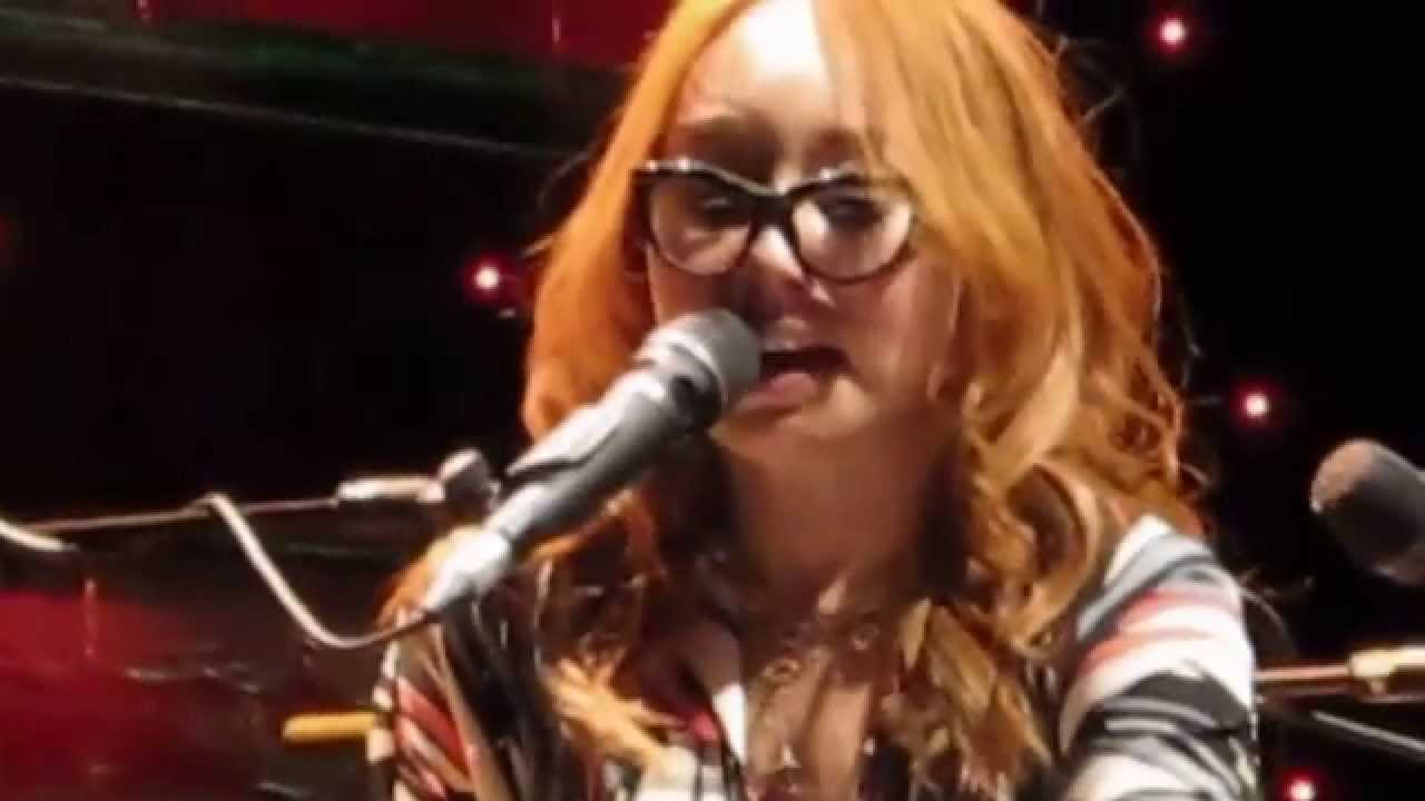 Tori Amos Streets of Philadelphia cover live