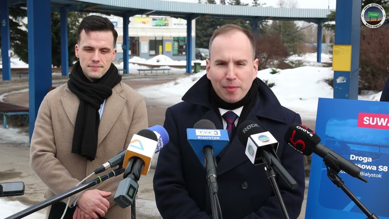 Adam Andruszkiewicz w Suwałkach – konferencja przed dworcem PKS