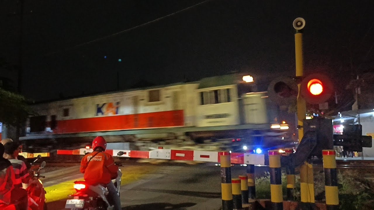 SUPER TERANG!!, Perlintasan Malam Kereta Api Pelutan, Pemalang, Jawa Tengah JPL 174